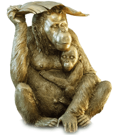 Statut d'une maman singe avec son petit, présente à l'institut